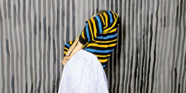 Foto van het Amsterdams Kleinkunst Festival van een vrouw met rok waarvan het hoofd niet zichtbaar is