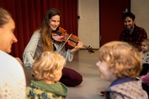 Foto van Tessa Zoutendijk die viool speelt tijdens de voorstelling 'Peuterpret'
