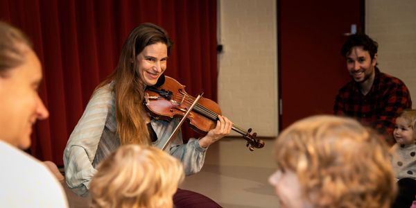 Foto van Tessa Zoutendijk die viool speelt tijdens de voorstelling 'Peuterpret'