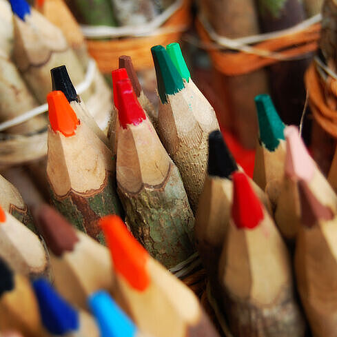 diverse kleuren potloden 