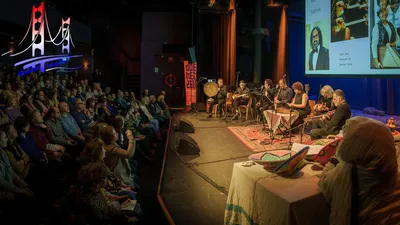 Muziekensemble treedt op terwijl het publiek toekijkt.