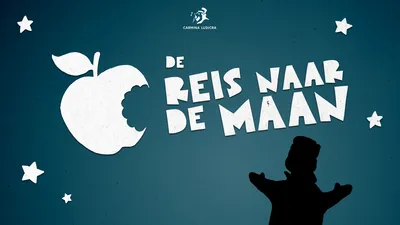 Een blauwe poster waarin met witte, creatieve letters de titel van de voorstelling wordt aangegeven. Onderin staat een schaduwpoppetje naar de appelvormige maan te kijken.