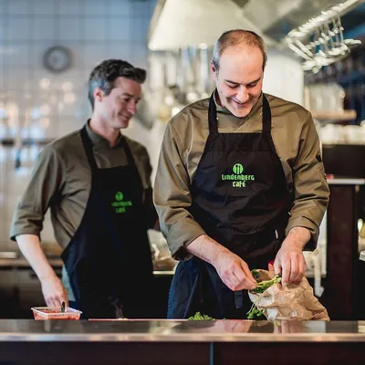 Twee koks van de Lindenberg bereiden een maaltijd in de open keuken