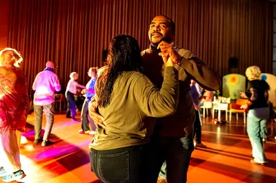 Stel dat danst samen op een warm verlichte dansvloer