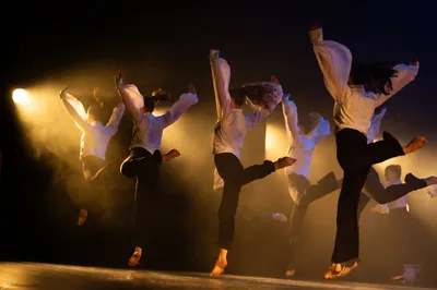 Meiden met paardenstaarten in hun haar springen swingend door de lucht.