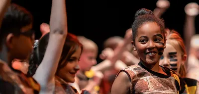 Dansende kinderen met getinte huidskleur en schmink