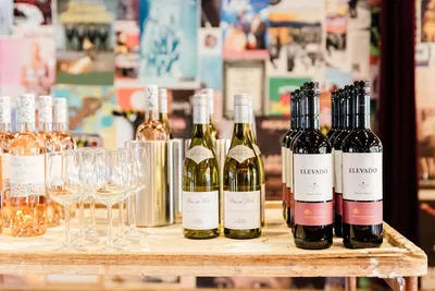 Een serveerwagen met daarop flessen witte en rode wijn