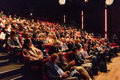 Beeld van publiek op de vol bezette tribune van de Lindenbergzaal