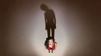 Omgeven door haar schaduw kijkt Nora omhoog, recht de camera in.