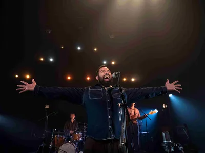Peter van Rooijen haalt met gespreide armen het applaus in ontvangst.