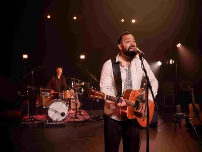 Peter van Rooijen zingt en speelt gitaar. 