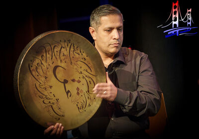 Muzikant bespeelt een grote trom met sierlijke patronen.