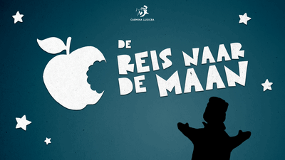 Een blauwe poster waarin met witte, creatieve letters de titel van de voorstelling wordt aangegeven. Onderin staat een schaduwpoppetje naar de appelvormige maan te kijken.