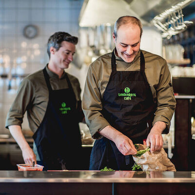 Twee koks van de Lindenberg bereiden een maaltijd in de open keuken
