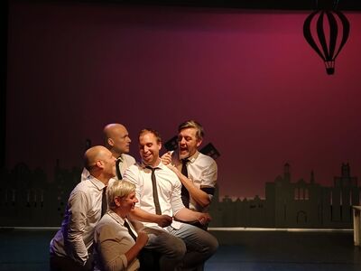 Gekleed in overhemd met stropdas zingen De Meneertjes een lied naar elkaar toe.