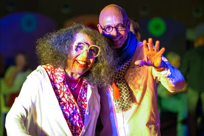 Man en vrouw die samen poseren onder feestelijke verlichting