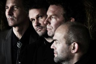 De mannen van DIX staren melancholisch in de verte.