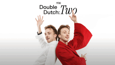 Een foto waarin Derek Mitchell twee keer voor een witte achtergrond staat afgebeeld, met de ruggen naar elkaar toe en een arm swingend in de lucht. 