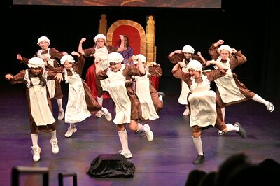 Dienstmeisjes voeren een stoere dans op.