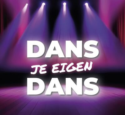 De tekst "Dans je eigen dans" onder paarse en roze showlichten.