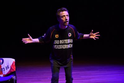 Rory vertelt met open armen een meeslepend verhaal.