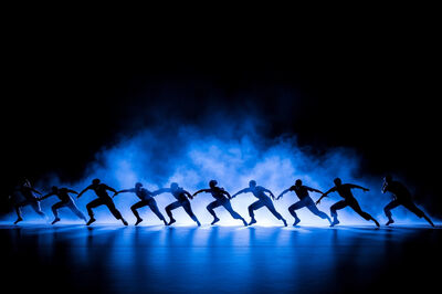 Een groep dansers staat in een mysterieuze blauwe mist. 