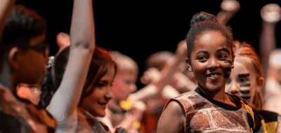 Dansende kinderen met getinte huidskleur en schmink