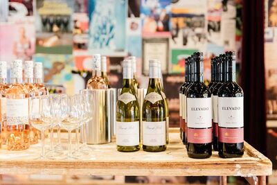 Een serveerwagen met daarop flessen witte en rode wijn