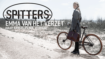 Een afbeelding van een meisje met een fiets in een weiland, ze kijkt triest de camera in. Daarnaast het logo van Spitters, met prikkeldraad vormgegeven.