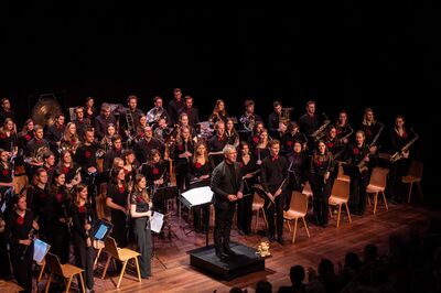 Het studentenorkest ontvangt het applaus.