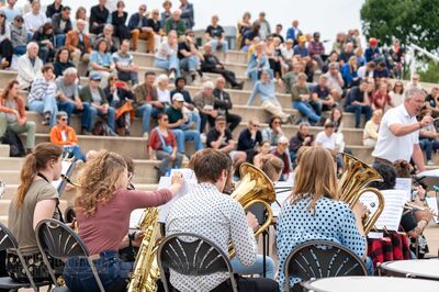 Orkest speelt voor een volle tribune met publiek bij Podium aan de Waal.