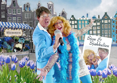 Sjon en Sjakkelien zingen uitbundig in een grote microfoon