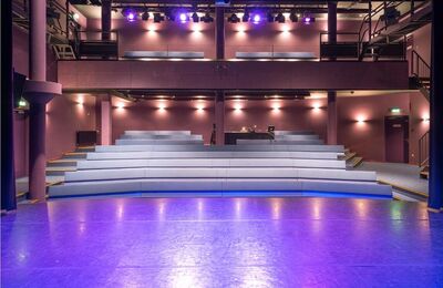 Een lege Steigerzaal met paarse banken in een carre.