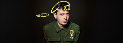 Een banner van Tijmen die vragend in de camera kijkt. Op hem zijn verschillende doodles getekend; een kogel, een barret en een lintje op zijn borst.